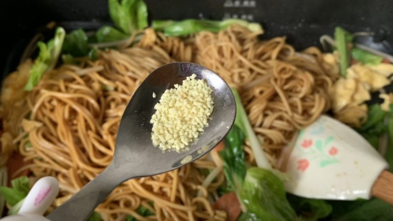 家常炒面,少许鸡精、炒均匀就可以啦!!