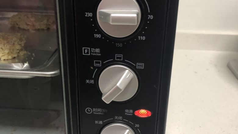 烤鸡翅,烤箱温度230,上下火烤20分钟(根据自己家的烤箱调整温度时间)