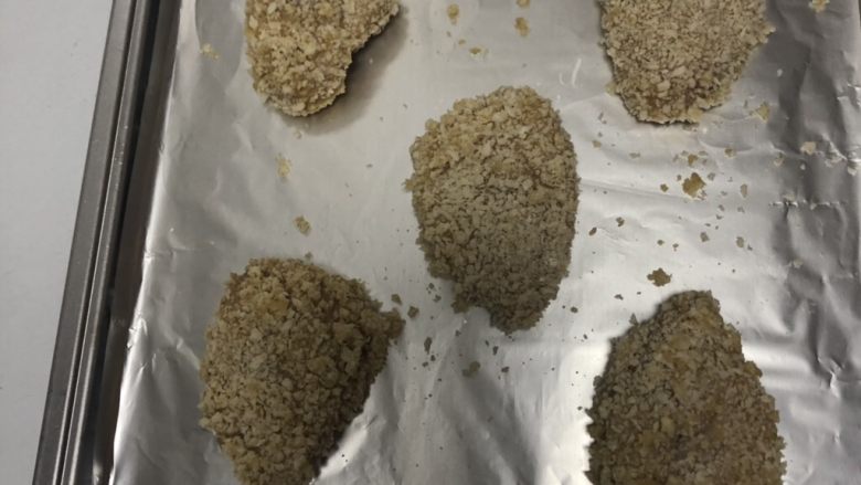 烤鸡翅,烤盘铺锡纸,摆好鸡翅,入烤箱