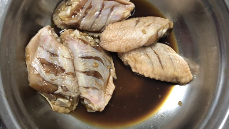 烤鸡翅,<a style='color:red;display:inline-block;' href='/shicai/ 96'>鸡翅</a>洗净控水,改好刀,加入所有调味料抓匀。封上保鲜膜放冷藏半小时。(之前烤了9个忘记拍照片了)