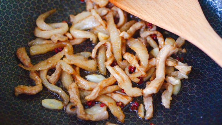 芸豆丝炒肉便当,大火继续翻炒至猪肉条,断生变色的时候。