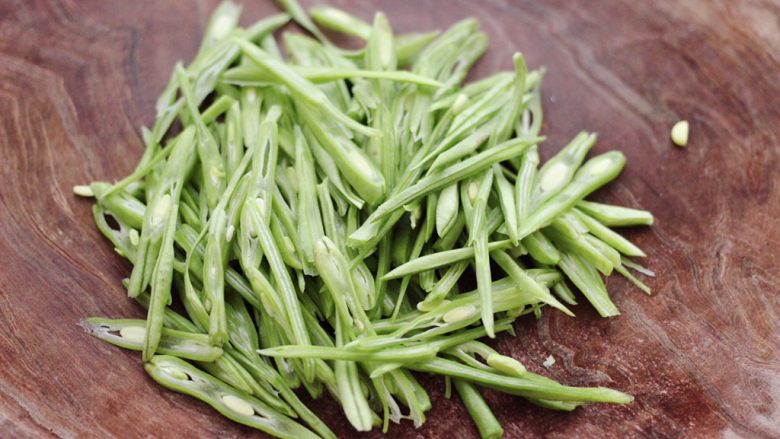 芸豆丝炒肉便当,<a style='color:red;display:inline-block;' href='/shicai/ 71'>芸豆</a>摘洗干净后,用刀斜切成细丝。