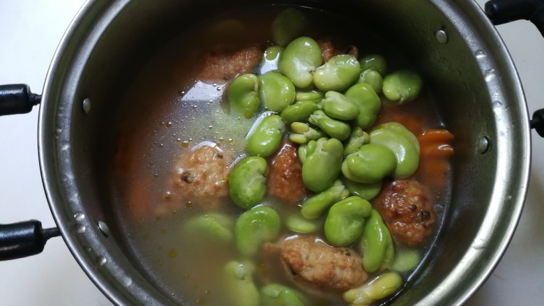 肉圆青蚕豆米汤,放入青蚕豆米烧开即可,烧的时间长了青蚕豆米会花开
