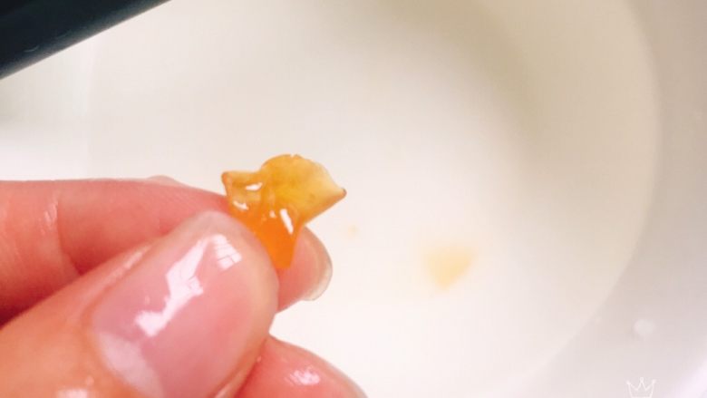 雪梨棒棒糖,舀一点滴入清水中,凝固即可