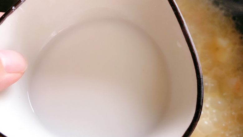 蟹黄豆腐,看汤汁收了差不多了,我们就用水淀粉勾芡,我用的玉米淀粉加一点水