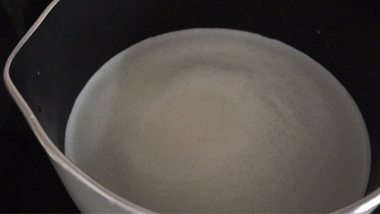 棉花糖热可可,牛奶倒入锅中,中小火加热,加热到边缘开始冒小泡;