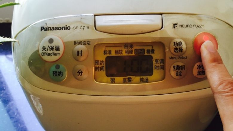 双米南瓜粥,盖上电饭煲盖子摁煮粥功能键,约60分钟