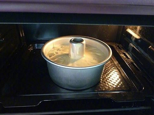 蔓越莓蛋糕,倒入六寸中空戚风模具,轻震下,放入烤箱上火170度下火150度30分钟左右,没有上下火就160度30分钟;