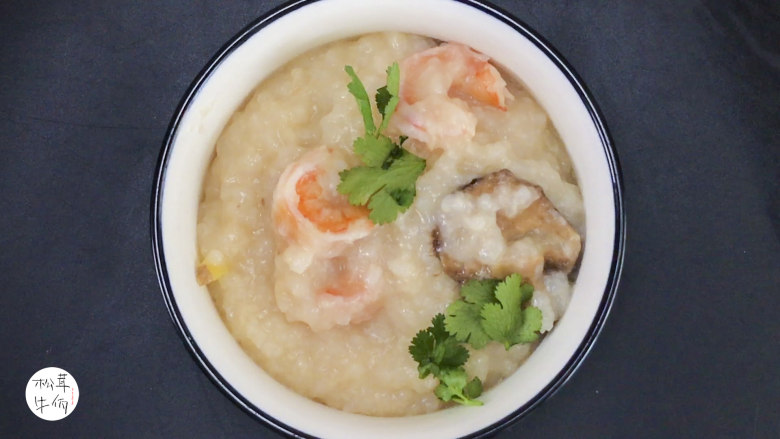 视频｜松茸虾油海鲜粥｜牛佤松茸食谱,出锅时，添入适量食盐调味，撒些香菜，即可享用。