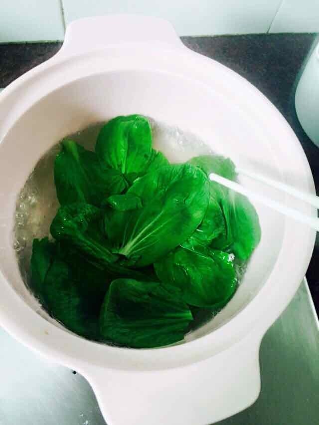 五彩缤纷果蔬泥,3.绿叶类蔬菜,选择较嫩的那部分,用淘米水浸泡,清洗干净后放入到开水里烫熟。