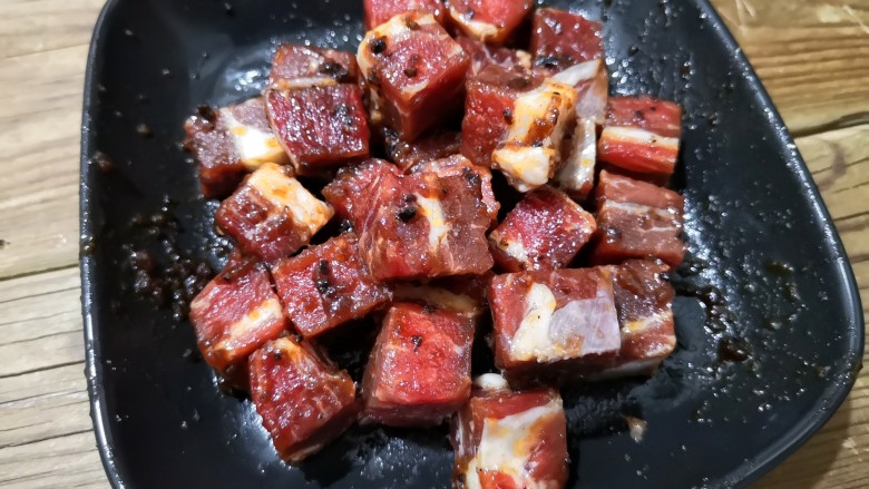 彩椒牛肉串,前半小时每10分钟抓拌一下,给牛肉粒做个全身按摩。然后盖保鲜膜放进冰箱冷藏一夜入味。