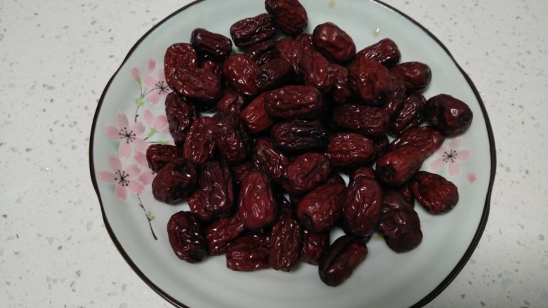 家庭版甑糕,小火煮20分钟,捞出红枣。