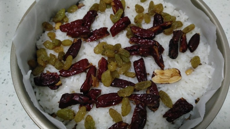 家庭版甑糕,再铺一层红枣、葡萄干,依次类推,大概铺了7层。