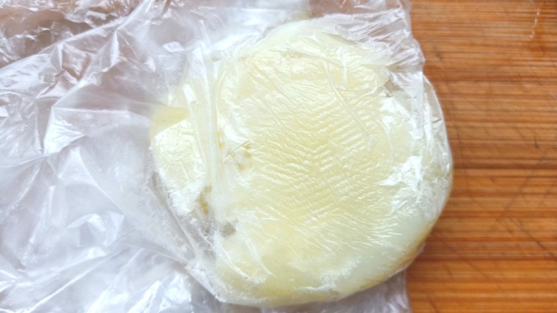 香煎孜然小土豆,取出放凉,装入保鲜袋中压一下