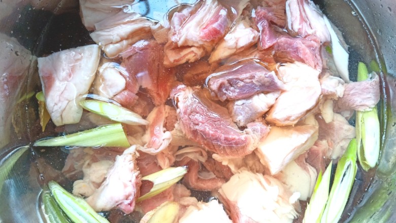 砂锅焖羊肉,羊肉凉水下锅,放葱,姜,<a style='color:red;display:inline-block;' href='/shicai/ 718'>料酒</a>,焯水