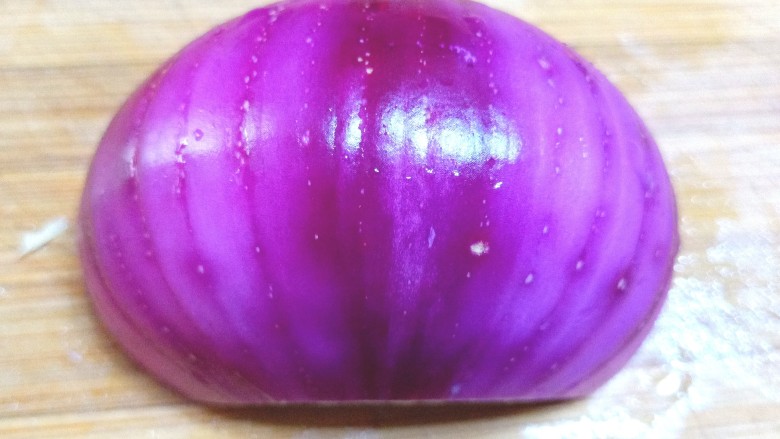 砂锅焖羊肉,<a style='color:red;display:inline-block;' href='/shicai/ 29'>洋葱</a>去皮洗净,切块