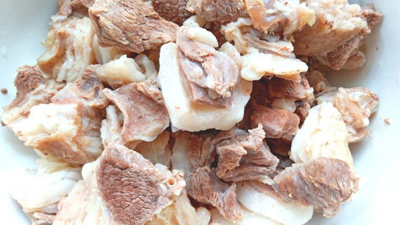 砂锅焖羊肉,羊肉焯好水,肉捞出,水倒掉