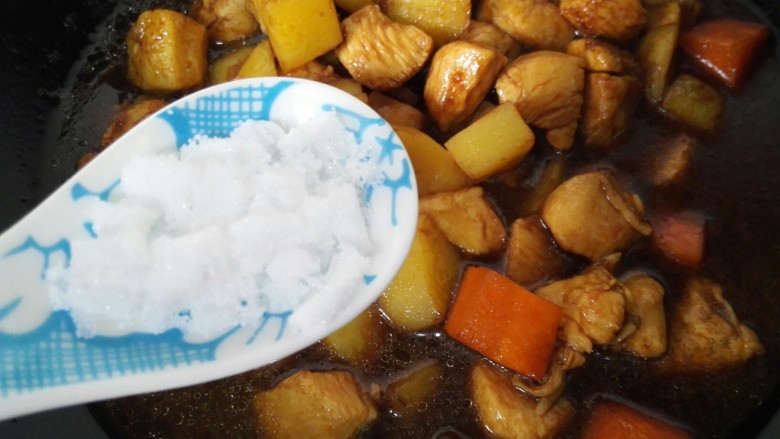 土豆烧鸡丁,加入少许水炖煮,然后加入一勺<a style='color:red;display:inline-block;' href='/shicai/ 3729'>白糖</a>调味