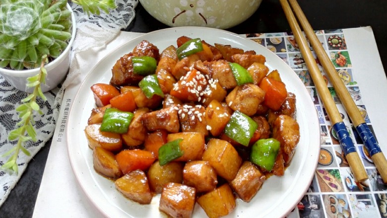 土豆烧鸡丁,拍上成品图,一道美味的土豆烧鸡丁就完成了,嫩滑的鸡丁和土豆的完美结合,实在太赞了。