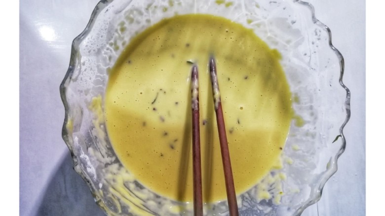 牛腩鸡蛋饼披萨,蚂蚱菜茎切碎和鸡蛋,面粉,适量水混合搅拌均匀如图。