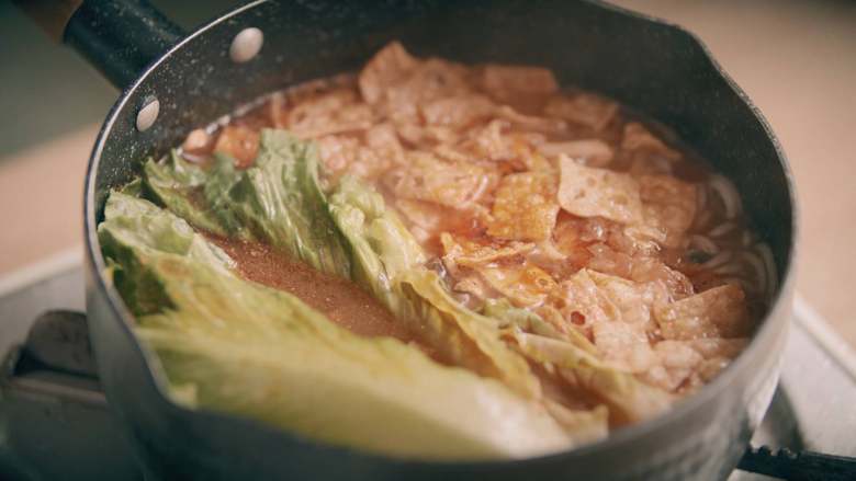 夏日特辑番茄螺蛳粉,加<a style='color:red;display:inline-block;' href='/shicai/ 3517'>青菜</a>烫熟,出锅前撒葱绿即可。