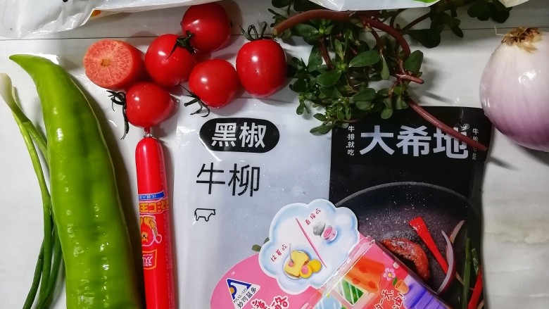 牛腩鸡蛋饼披萨,准备食材:牛柳,火腿,玉米,青椒,胡萝卜,香葱,洋葱,奶酪,小番茄,蚂蚱菜如图。