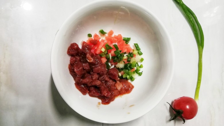 牛腩鸡蛋饼披萨,胡萝卜,香葱,牛柳切丁,冷冷锅凉油稍微翻炒备用。