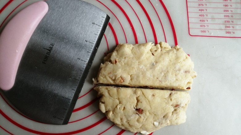 什锦坚果司康饼,用手压扁平一点,用刮刀切成两半。