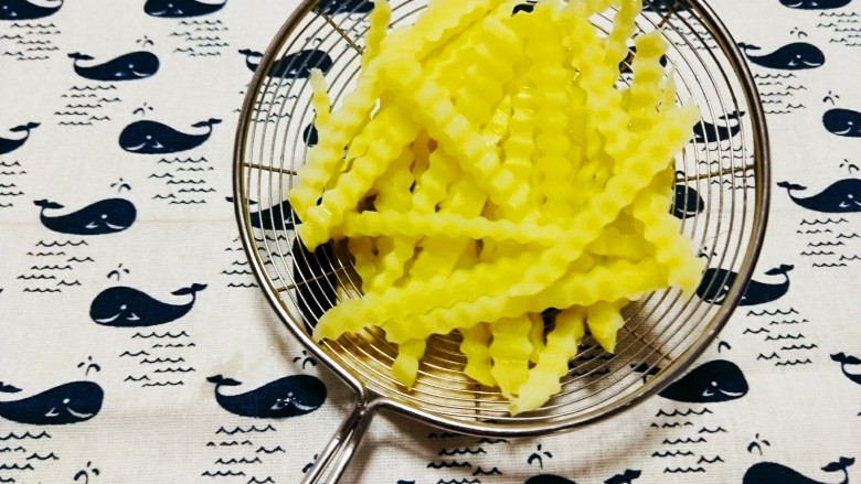 大虾麻辣香锅,<a style='color:red;display:inline-block;' href='/shicai/ 23'>土豆</a>丝热水中捞起沥水(不要煮太久)
