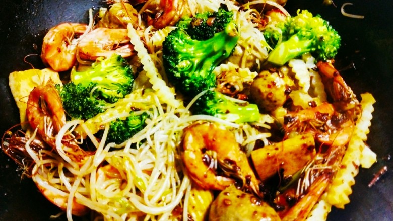 大虾麻辣香锅,最后加入准备的素菜,翻炒5分钟,使菜入味