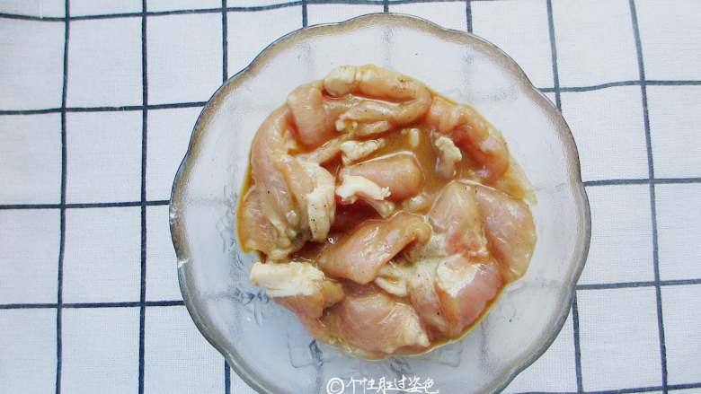 木耳炒肉,调入料酒、生抽、淀粉和植物油,抓匀腌制20分钟左右