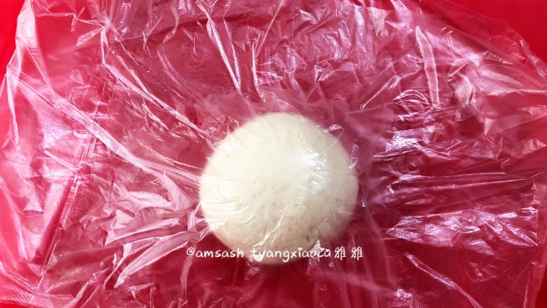 黑木耳肉末包子,揉圆用保鲜膜盖住松弛15分钟