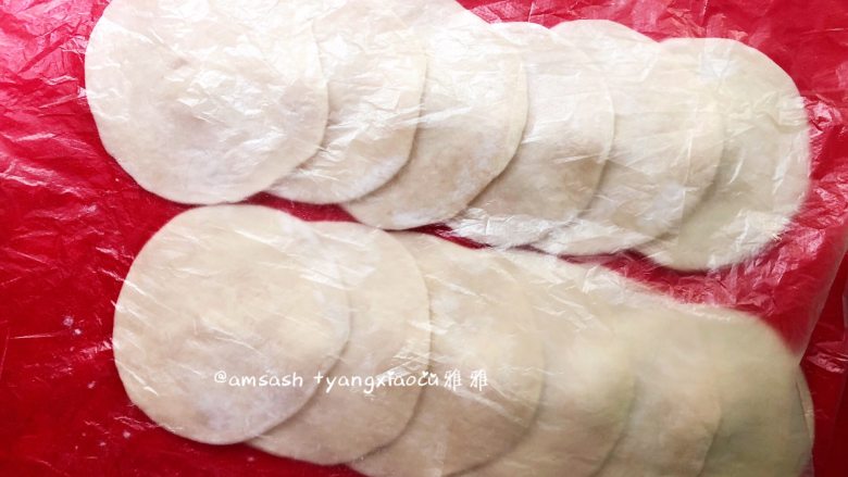 黑木耳肉末包子,用擀面杖擀出中间厚边缘薄的面皮就可以,实在不会擀,边缘用手捏薄也完全可行,擀好的面皮依然用保鲜膜盖住