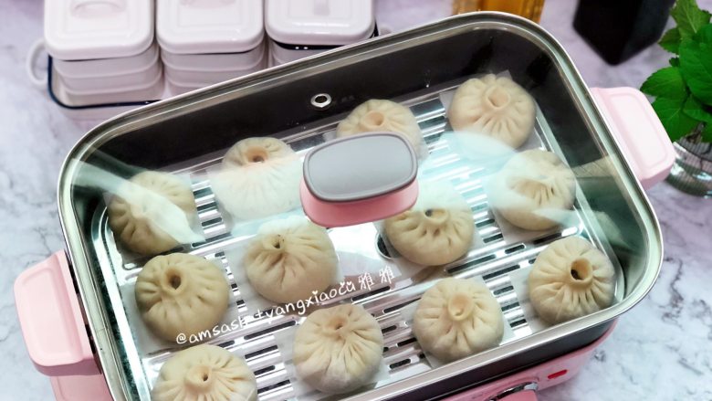 黑木耳肉末包子,盖上锅盖发酵至包子拿起来轻飘飘的就发酵好了,(发酵至有1.5倍大)