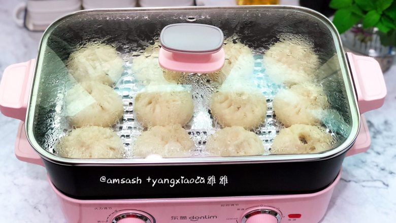 黑木耳肉末包子,直接开中火蒸12分钟,蒸好后不要马上开盖子,焖3分钟后将盖子打开一条缝,慢慢放气,待蒸汽放得差不多了才完全开盖。以防蒸好后的包子遇到冷空气造成回缩问题