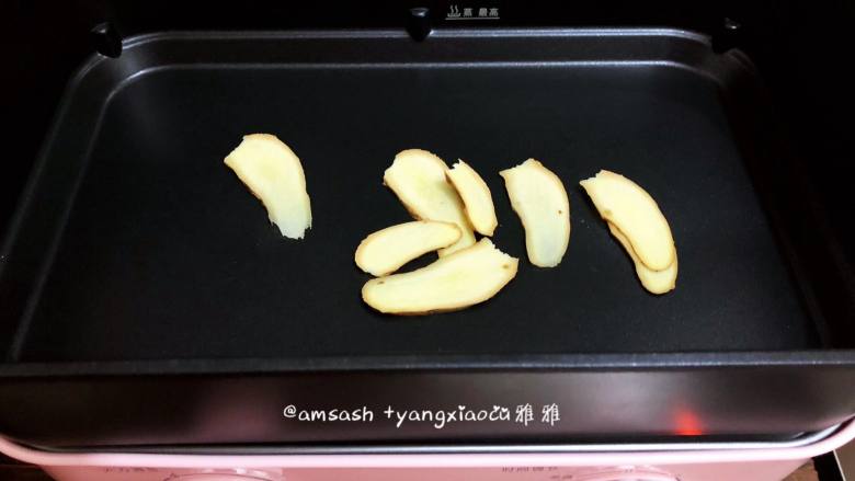 猪手焖黄豆,开启多功能锅,调至大火,不加油,把姜片码在多功能锅中