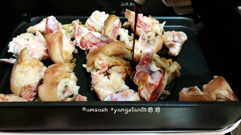 猪手焖黄豆,倒入3勺<a style='color:red;display:inline-block;' href='/shicai/ 788'>生抽</a>,翻动一下猪手,这样让猪手能更好的上色