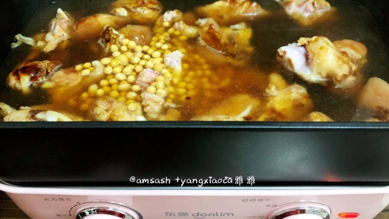猪手焖黄豆,然后把浸泡好的黄豆也倒入锅中,盖上锅盖大火煮开,然后调至中火时间调至35分钟