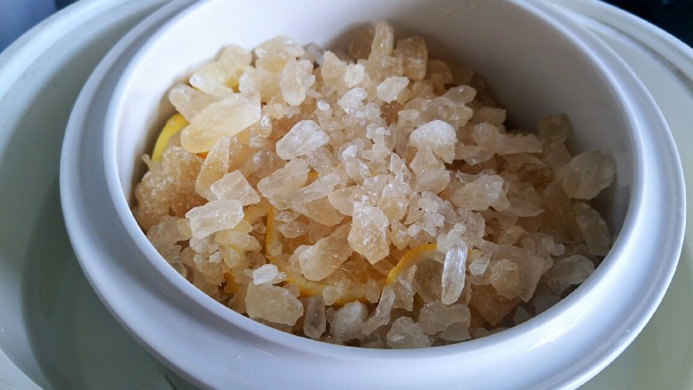 自制的柠檬膏,秒杀外面的止咳糖浆,一层柠檬,一层黄冰糖。这样循环放好!