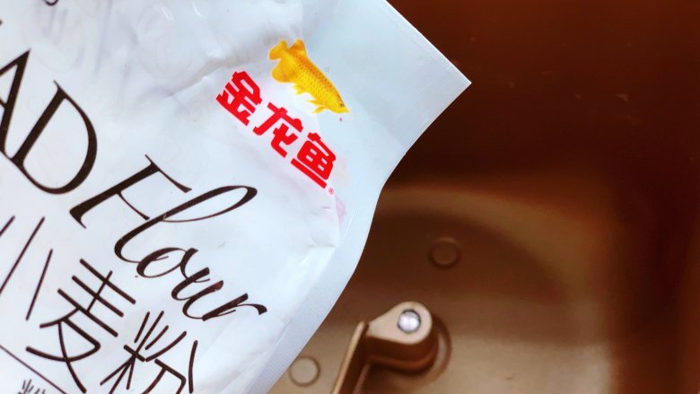 酵母版油条,首先准备好需要的食材,油条用高筋粉做口感会更好。