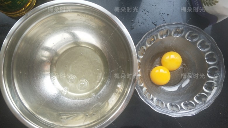 奶油纸杯蛋糕,蛋清,蛋黄分离。