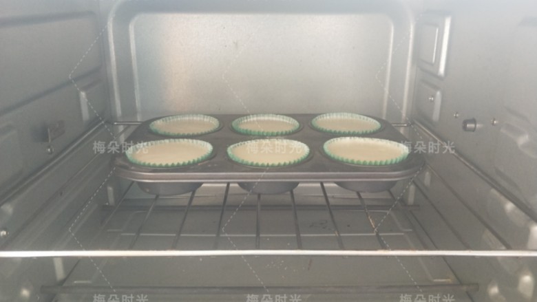奶油纸杯蛋糕,放入烤箱中层烤制。先用110度烤20分钟,再用120度烤5分钟,再用140度烤20分钟。再用160度烤五分钟。