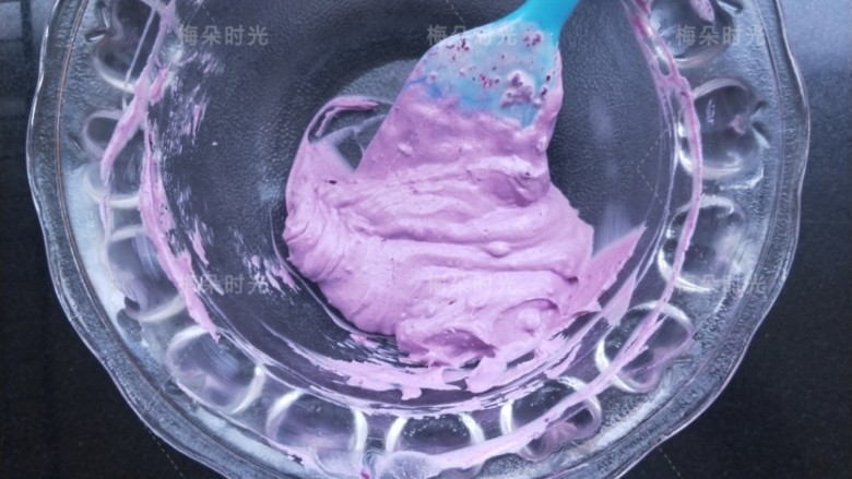 奶油纸杯蛋糕,另外50克奶油加入3~5克紫薯粉,调成糊。看颜色变化而定。
没有紫薯粉也可以不加颜色,直接用原色奶油挤花。
