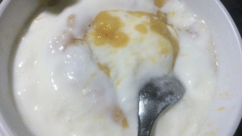 香蕉酸奶冰棒,然后加入酸奶和糖 ,搅拌均匀;
