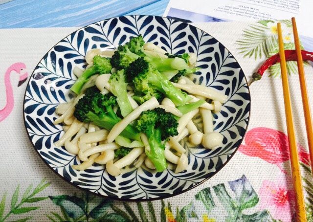 西兰花炒白玉菇,低脂低卡,营养美味