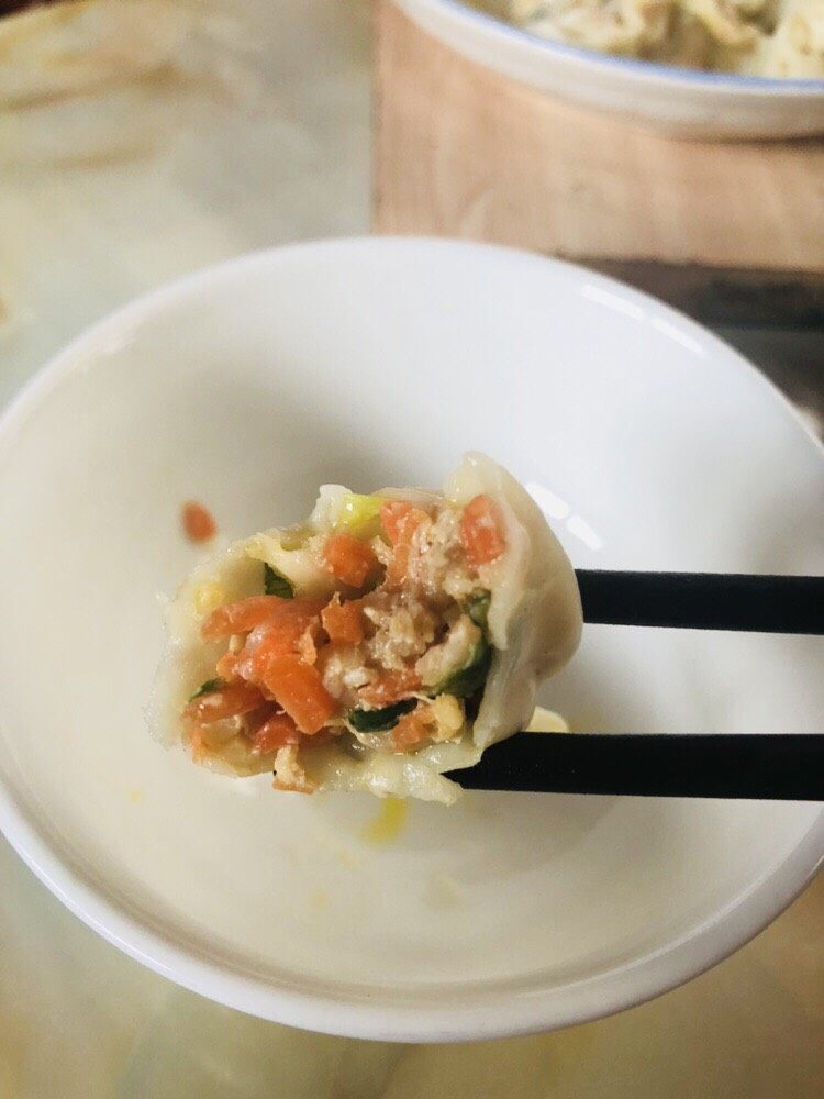猪肉胡萝卜饺子,开吃!
喜欢调料的可以蘸辣椒酱,陈醋各种……