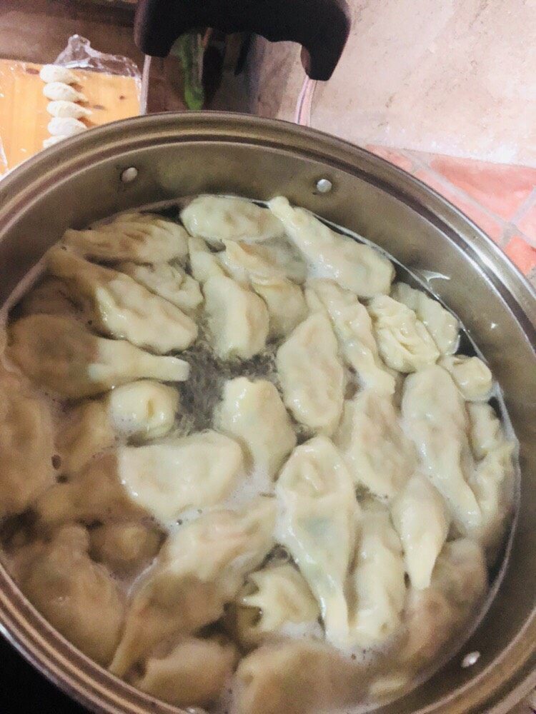 猪肉胡萝卜饺子,准备一锅开水,沸水下饺子,再盖上锅盖等水开之后,加入半碗冷水再继续煮,煮开后再加入半碗冷水煮。共加三次冷水。(或煮到饺子浮起稍微长胖)。捞起装盘