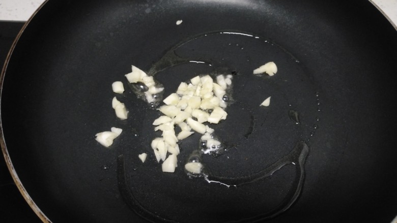 蒜香皮菜,锅中放入适量油,炒香蒜末。