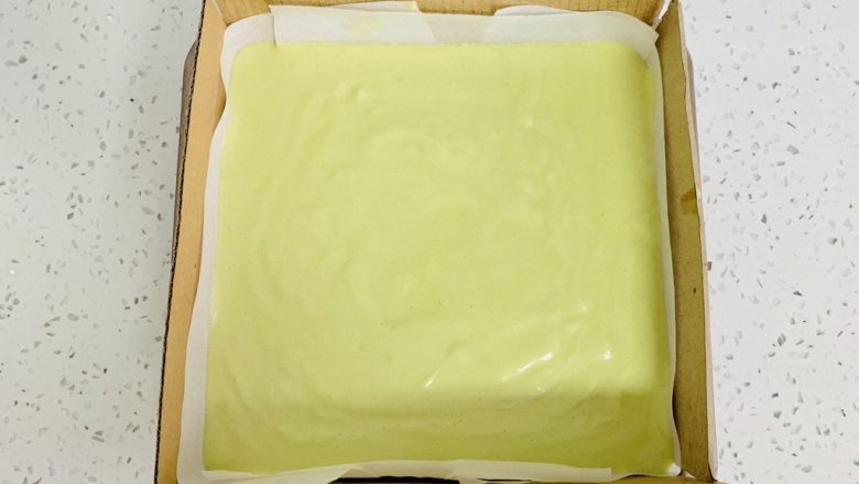 古早蛋糕(青汁),翻拌好的面糊从高处缓缓倒入模具中。