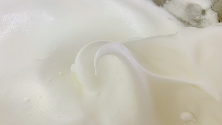 古早蛋糕(青汁),打发至湿性发泡,蛋白非常细腻。